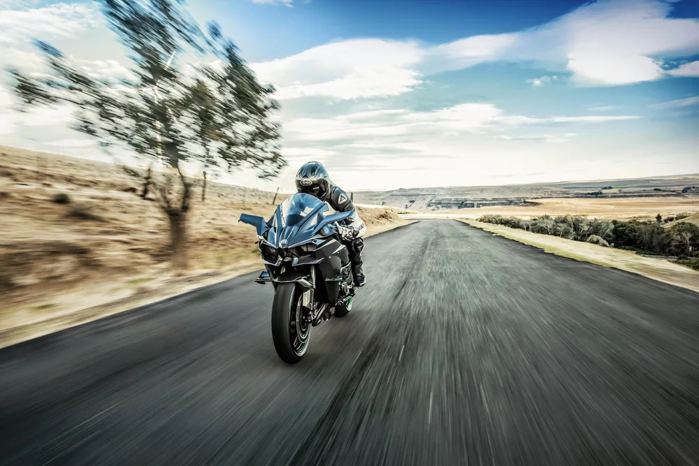 Preplňovaný hyperbike pre okruh