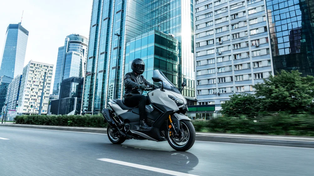 Výkon motocykla, pohodlie skútra